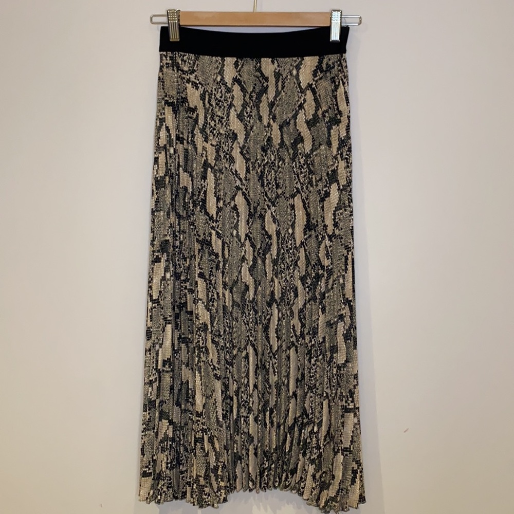 Brand new with tag - H&M pleated midi skirt in xs - Picture 2 of 7